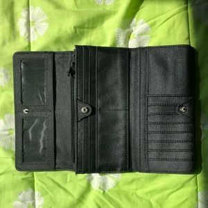 Kenneth Cole Bags - REACTION Kenneth Cole women’s wallet Kenneth Cole Bags - REACTION Kenneth Cole women’s wallet